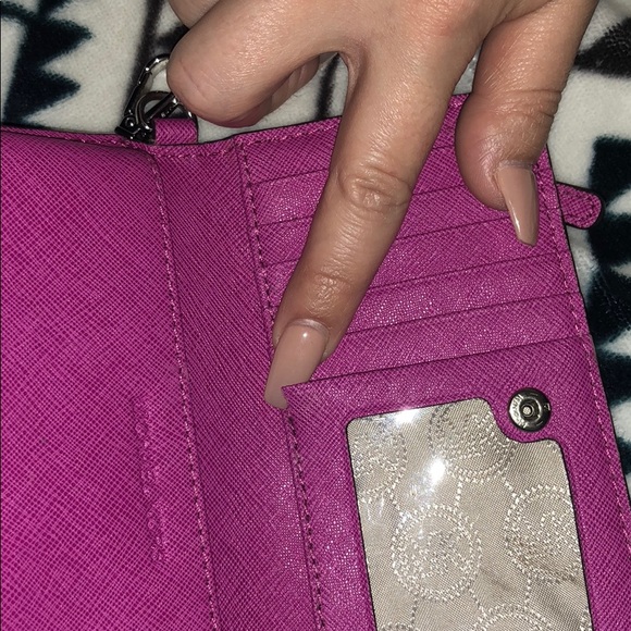 Michael Kors Jet Set Travel Tech Wristlet - Picture 6 of 6